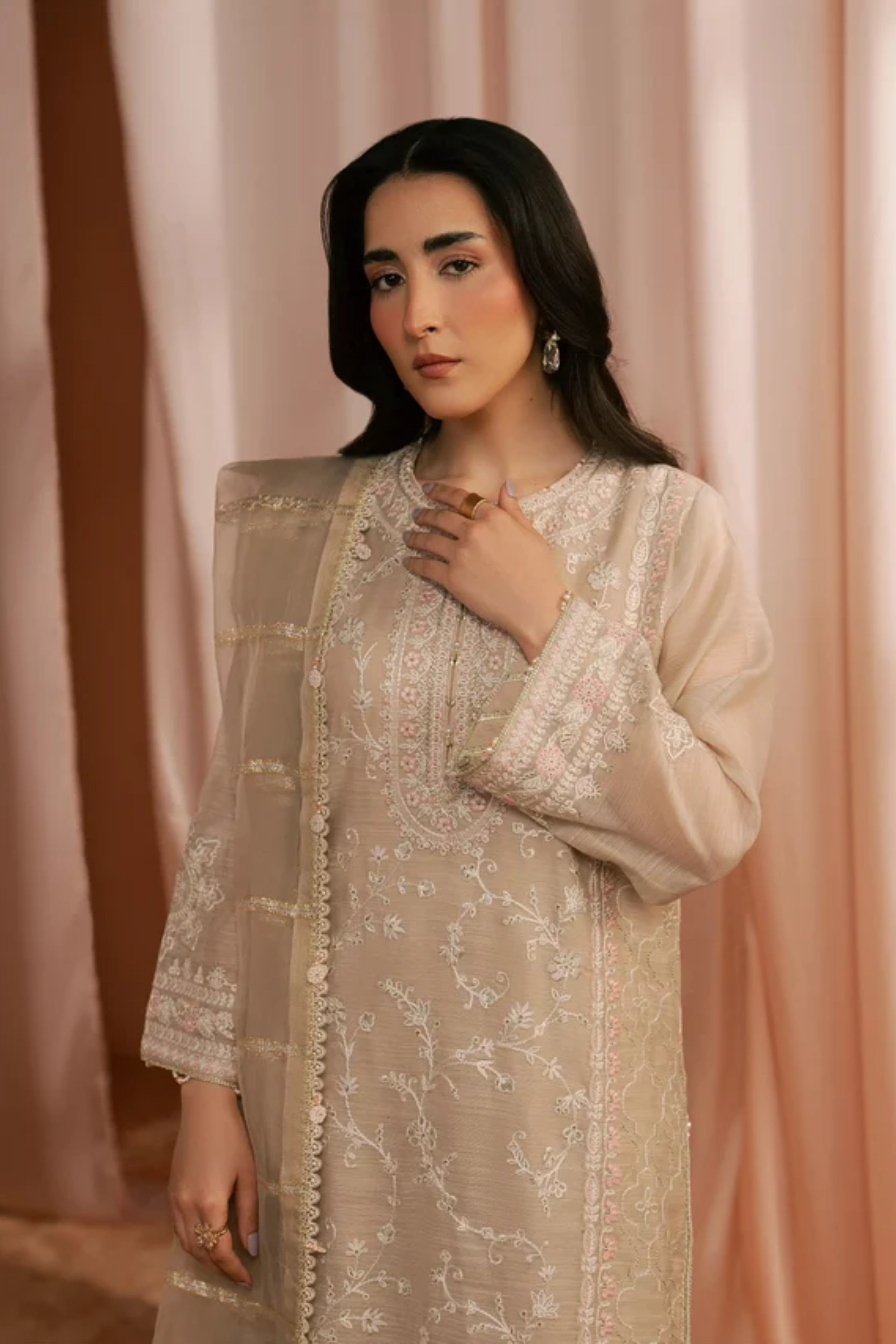 New Embroidery beautiful Artical Lawn 3pc