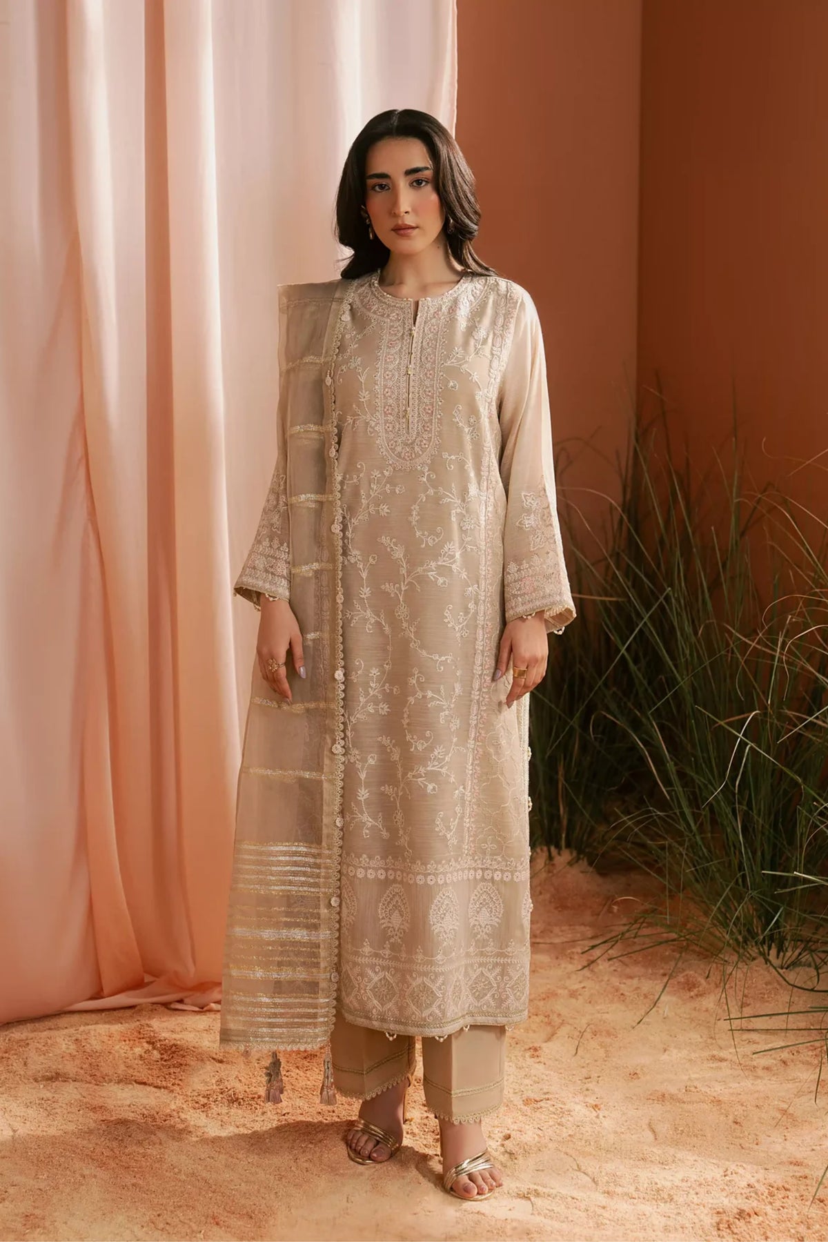 New Embroidery beautiful Artical Lawn 3pc