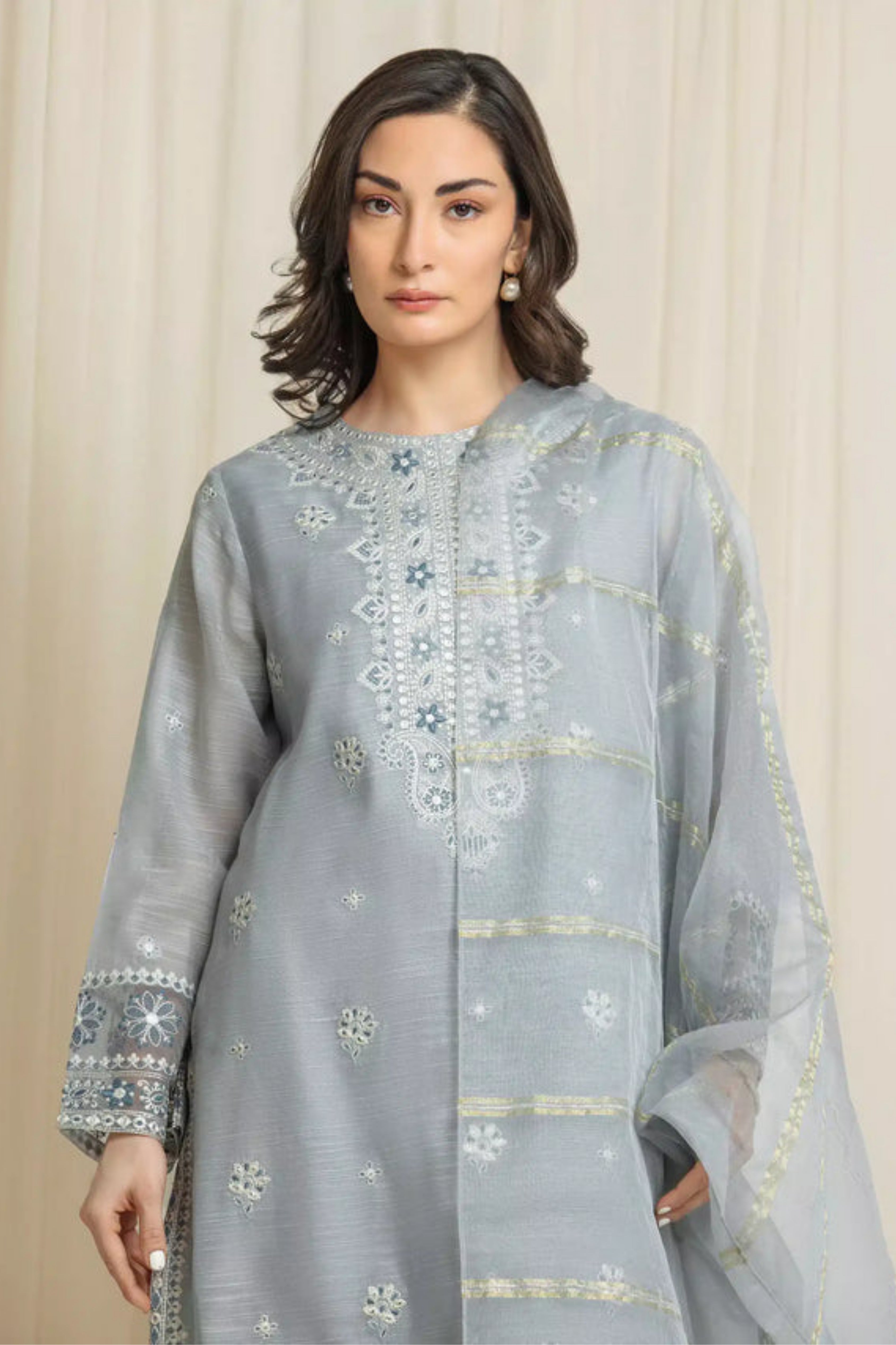 New Embroidery beautiful Artical Lawn 3pc