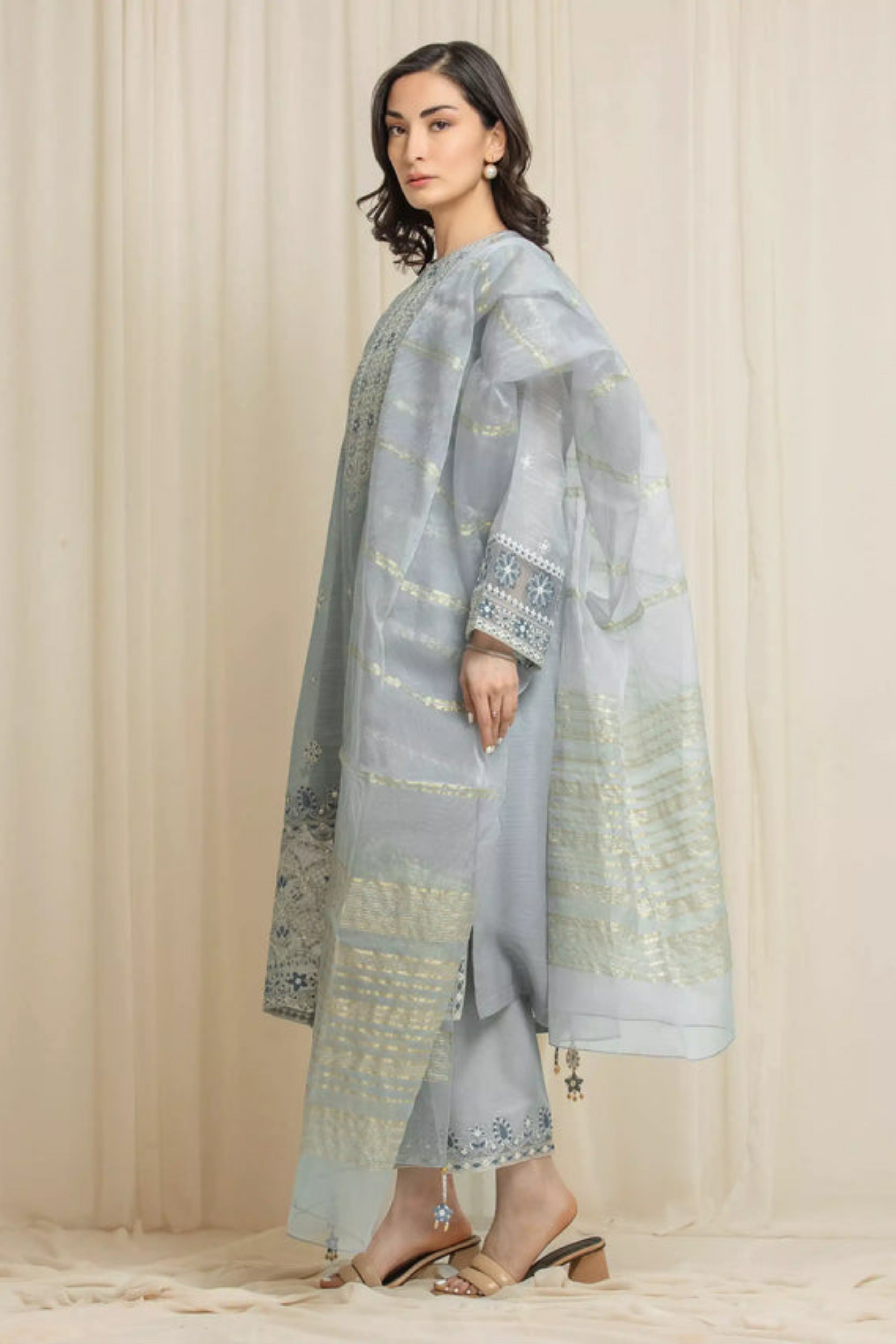 New Embroidery beautiful Artical Lawn 3pc