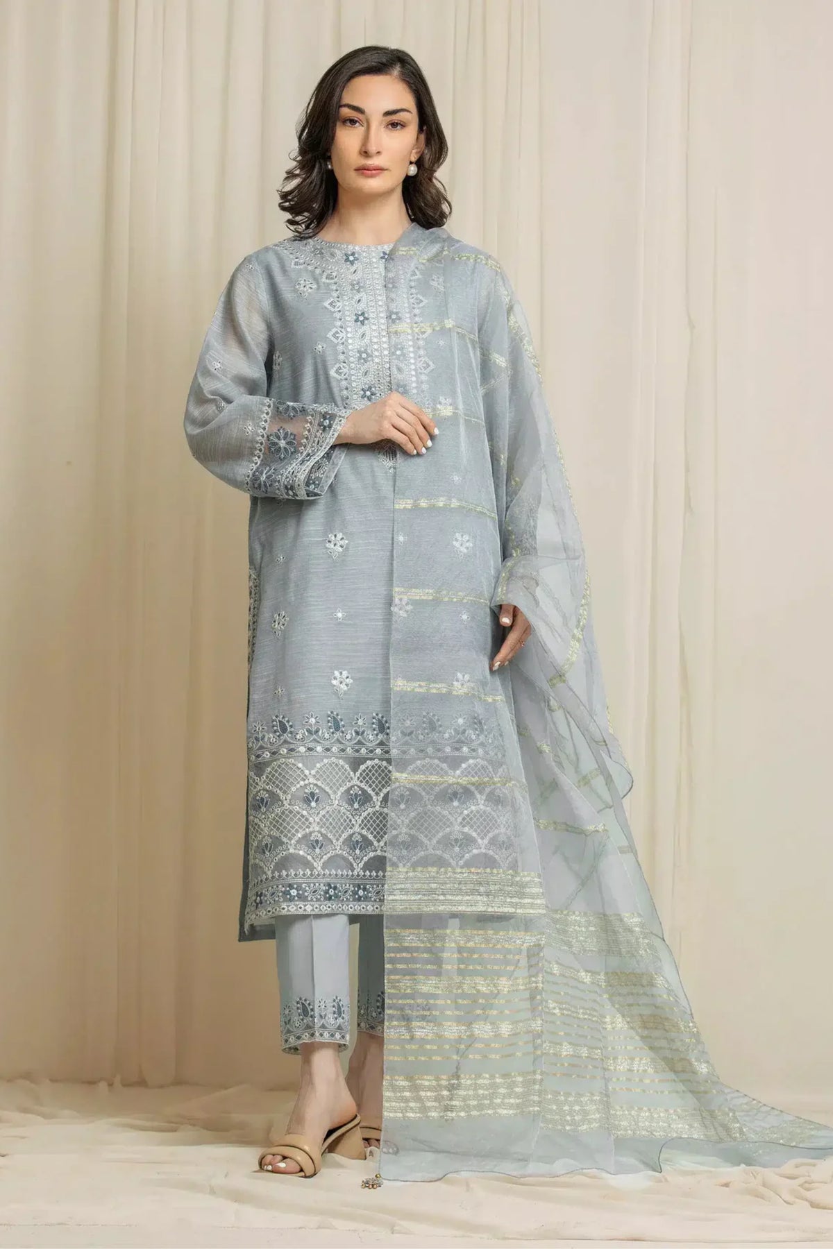 New Embroidery beautiful Artical Lawn 3pc