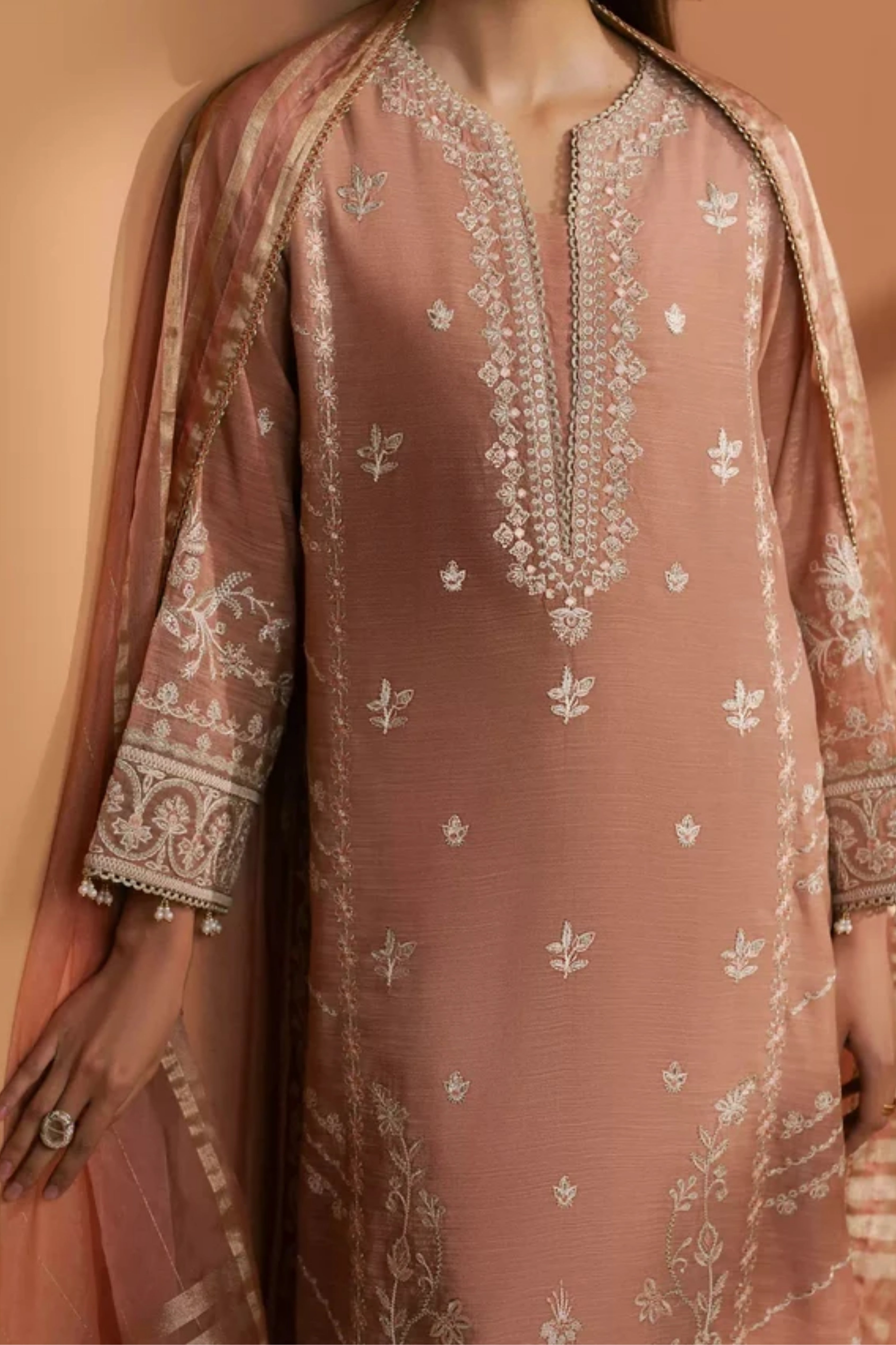 New Embroidery beautiful Artical Lawn 3pc