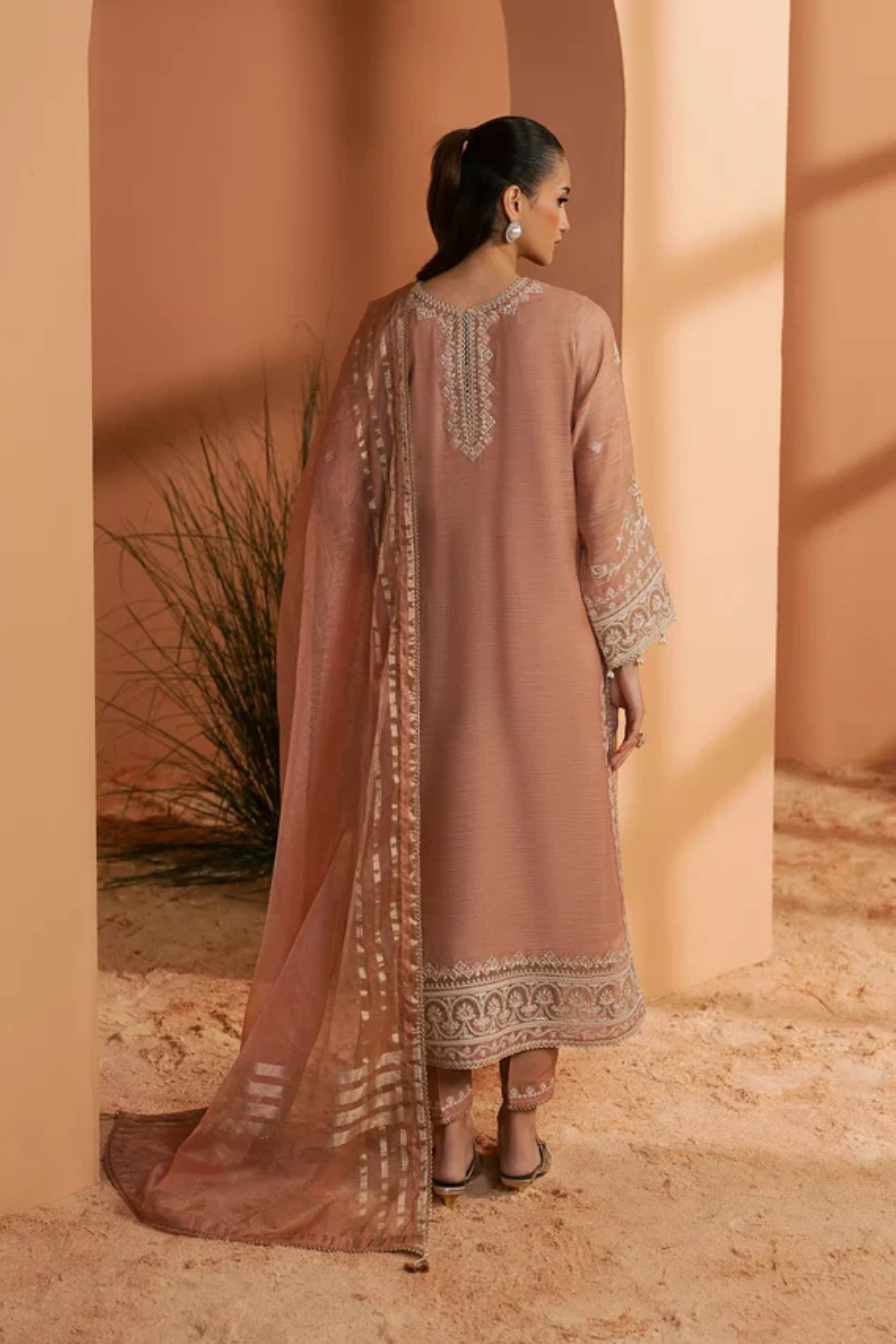 New Embroidery beautiful Artical Lawn 3pc