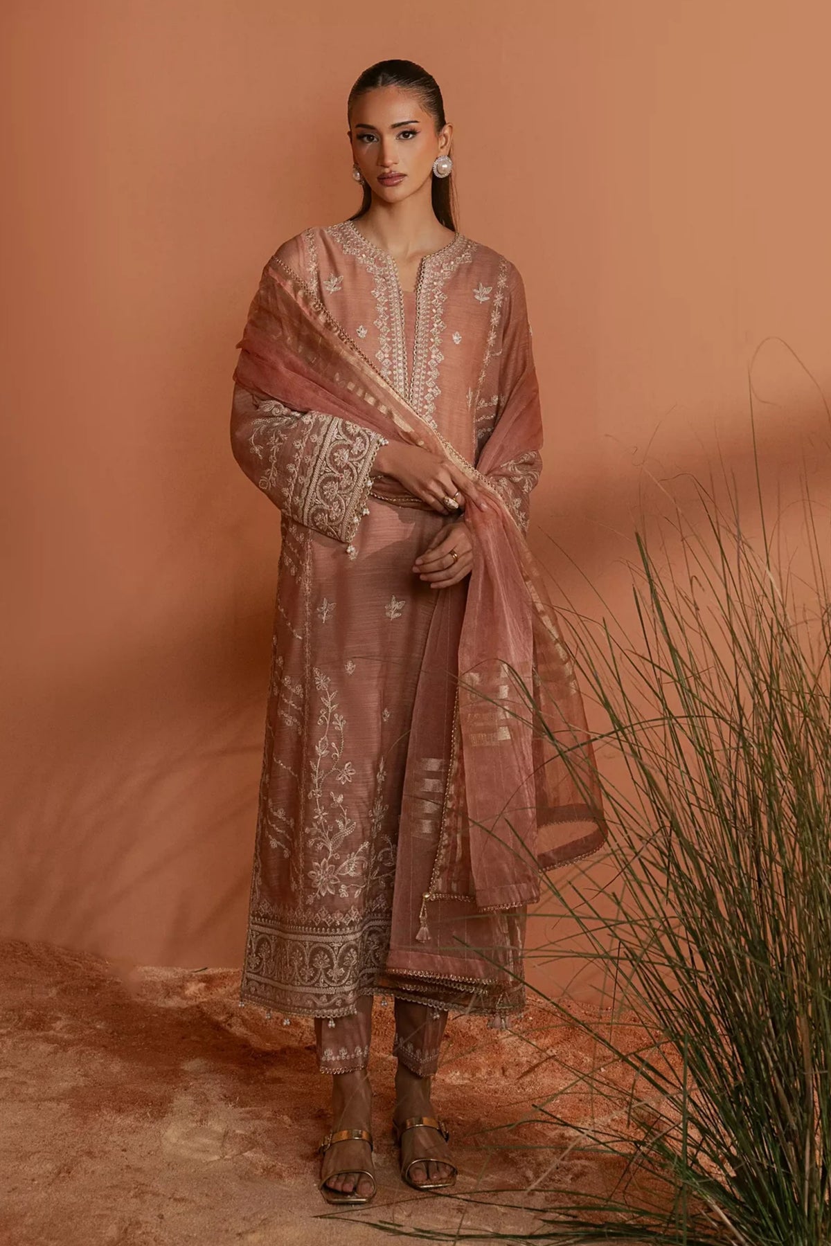 New Embroidery beautiful Artical Lawn 3pc